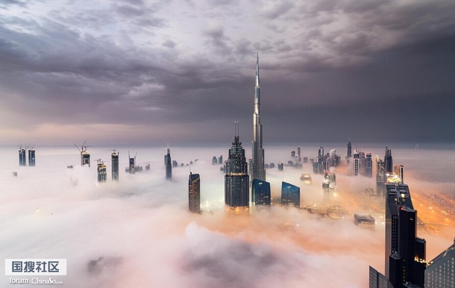 迪拜摩天大楼被云雾笼罩 唯美似天空之城
